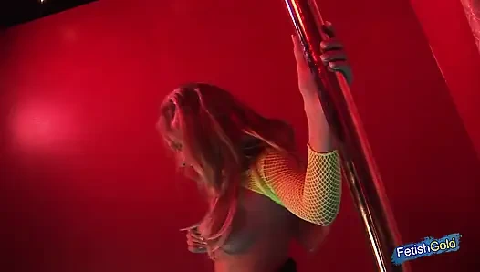 İri göğüslü striptizciler striptiz kulübünde ateşli lezbiyen seks yapıyor ve birbirlerini memnun edin