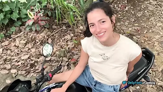 Komşum motosiklete binmeyi öğrenmek istiyor ve sonunda ona öğretmek için onu sikiyorum