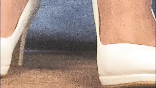 Beyaz yüksek topuklu ayakkabılar
