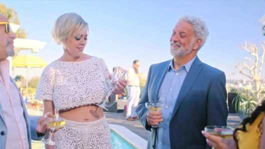 Orta yaşlı seksi kadın yarağa aç sosyetik dee ev partisinde sunucuyla sikişiyor