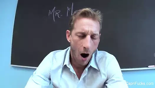 iki yaramaz kız öğrenciler öğretmenleri ile eğleniyor