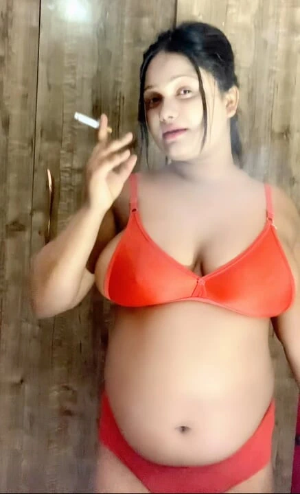 Göğüslerime ve amcığıma bak ve üzerine boşal