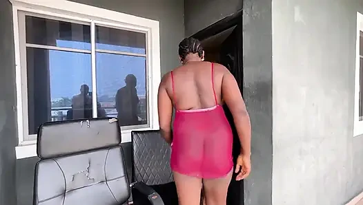 Komşum beni yakaladı ve siyah amcığımı sikiyor