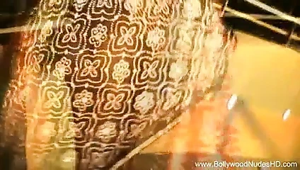 Bollywood oyuncusu çıplak döndü