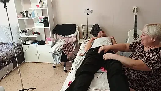 Üvey annem masaj masasında sikimi emiyor ve sıvazlıyor ve döl yutuyor