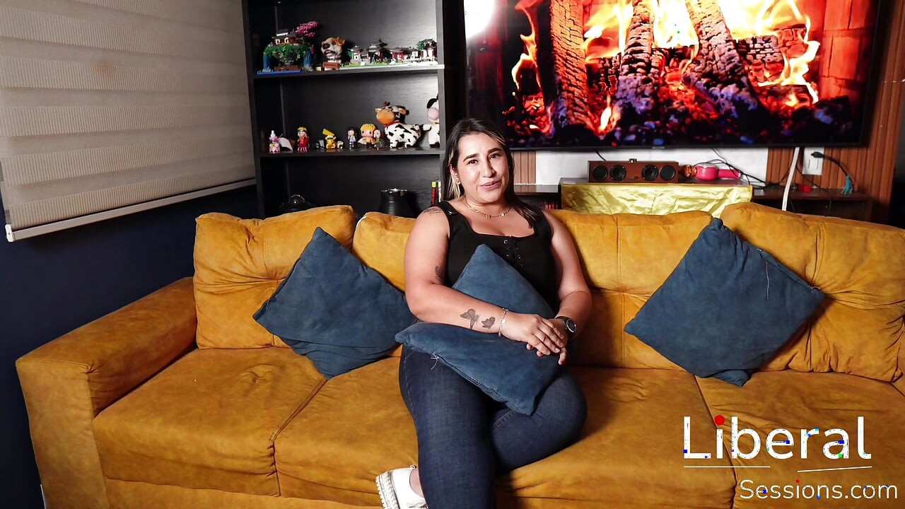 Büyük memeli bir MILF ilk porno videosunu kaydediyor