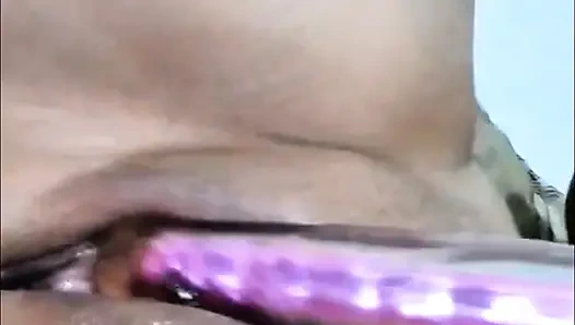 Evli kadın ilk kez dildoyla bitiriyor