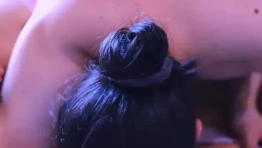 Gelinin en iyi arkadaşı ve damat odasında seks yaparken gelin arkadaşlarıyla spa seansı yapıyor