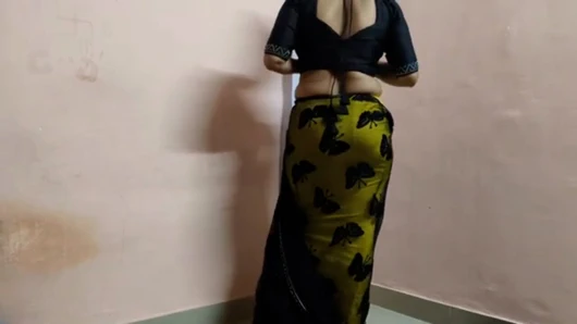 Hintli ateşli desi üniversiteli kız ormana geliyor ve Hintçe sesini sikiyor