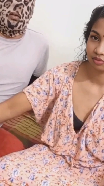 18 yaşındaki Bangladeşli desi genç karı erkek arkadaşıyla seks yapıyor, seks videomu izleyerek keyif alıyorum | Klip 1