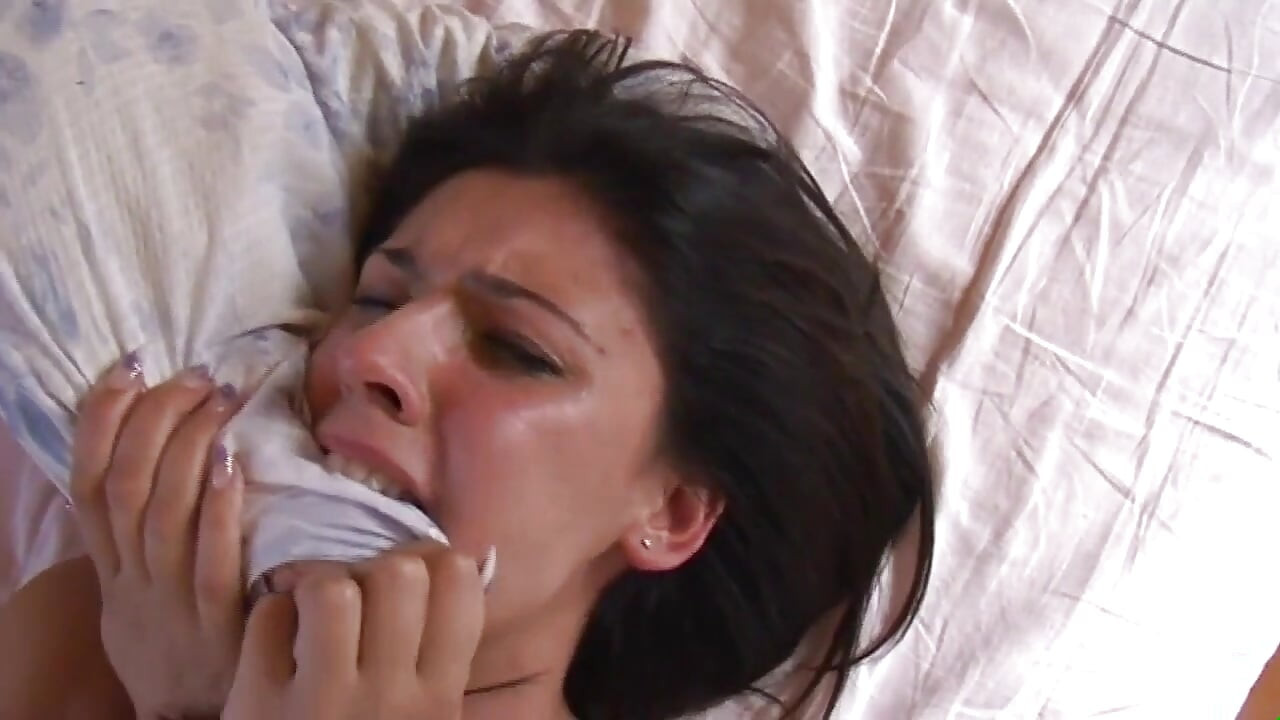 Amatör seksi esmer için derin ve sert anal penetrasyon