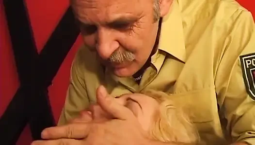İri göğüslü sarışın orta yaşlı seksi kadın yoğun iğne oyununa boyun eğiyor