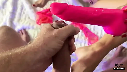 Kleo Furiosa, anüsüne bir tıkaç ve dildo teklif ederek kendini şımartıyor