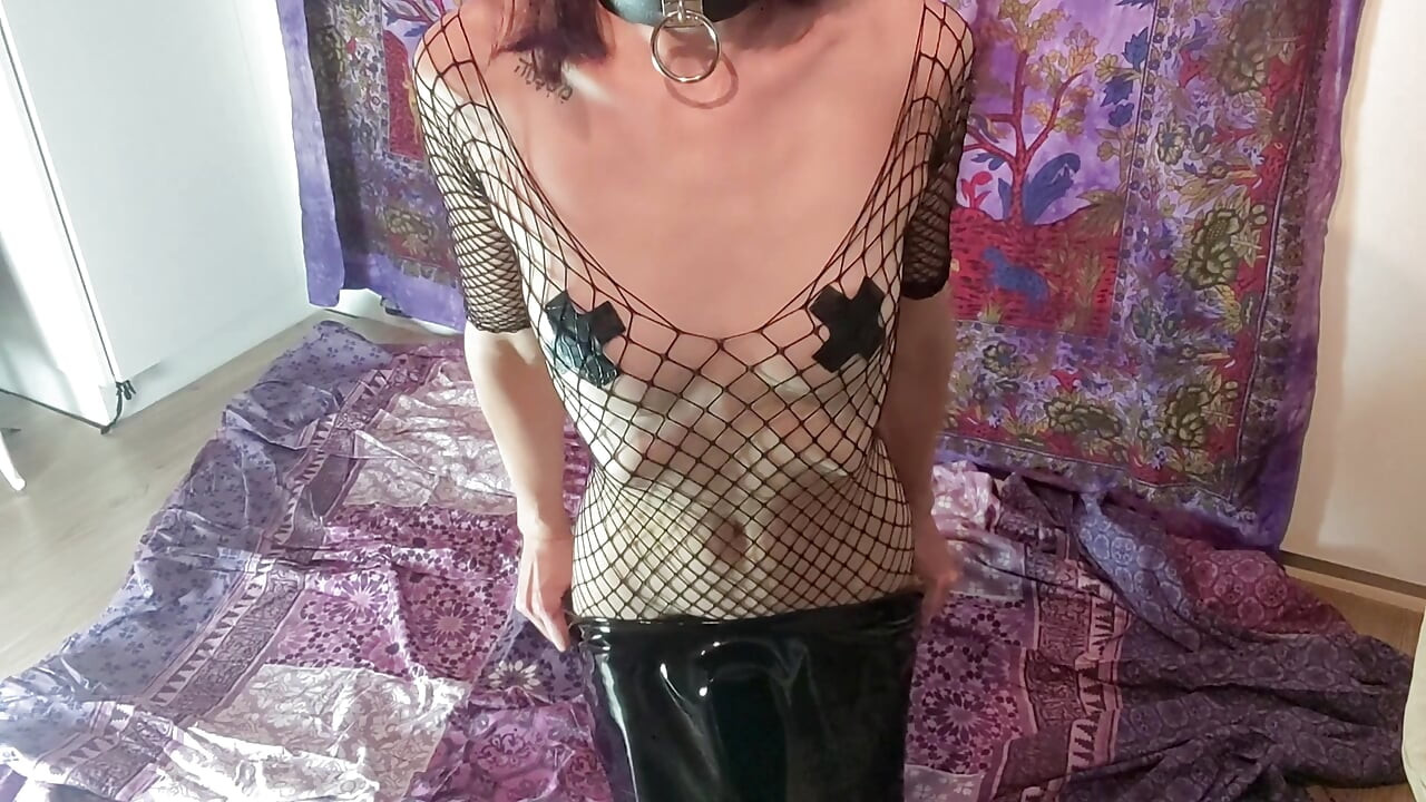 Kuyruk tıkacı ve dildo ile oynuyor