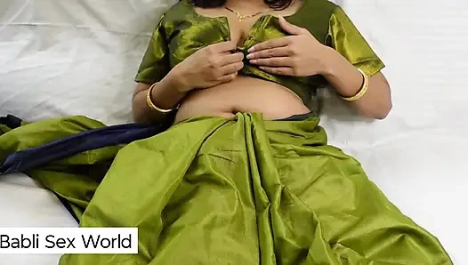 Ateşli teyze büyük memeli ve yumuşak Hintçe arka plan şarkılı sulu amcıkla parmaklıyor