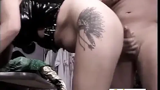 Önce beni sikiyor sonra takma yarak kullanıyorum ve onu sikiyorum