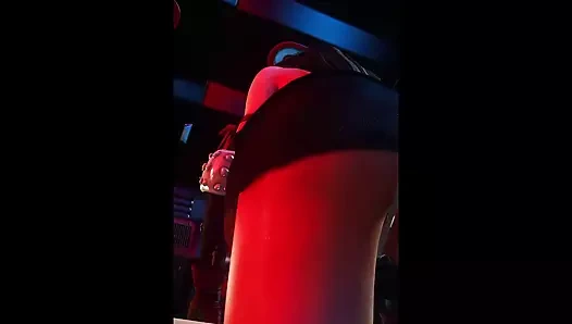 Mükemmel vücutlu muhteşem kadın konsolda çalışıyor