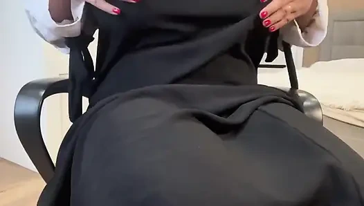 Edepsiz konuşmalı Arap orta yaşlı seksi kadın mastürbasyon yapıyor. Zevk almak