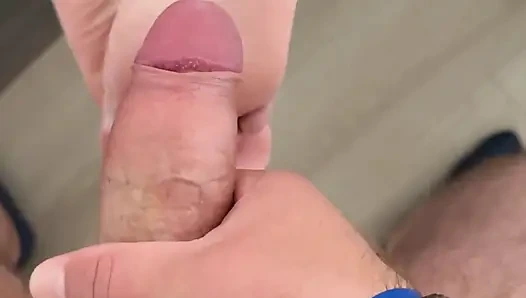 Antrenmandan sonra komşumun karısını gördüm ve bacaklarına ve büyük götüne karşı koyamadım