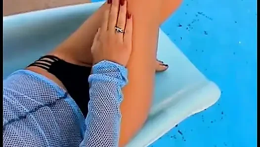 Sevimli esmer hatun Victoria havuzun yanında dev pembe oyuncakla turşusunu sallıyor