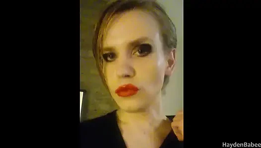 Yere işiyor - femboy