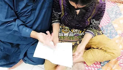 Üvey kız iyi ders çalışmaması için üvey babası tarafından cezalandırılıyor