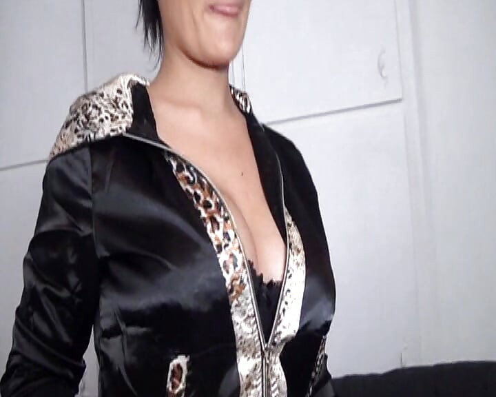 Büyük memeli Fransız orta yaşlı seksi kadın sert sikişten sonra boşalıyor