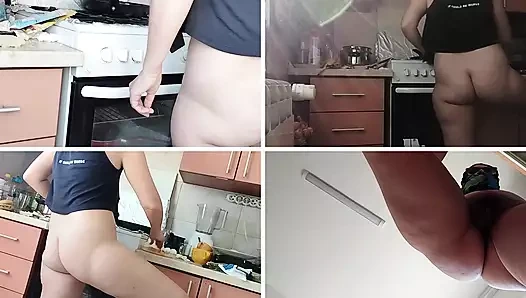 Seksi çıplak evli kadın mutfakta yemek hazırlıyor.