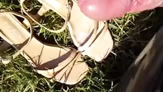 Sborrata sui sandali trovati nel bosco