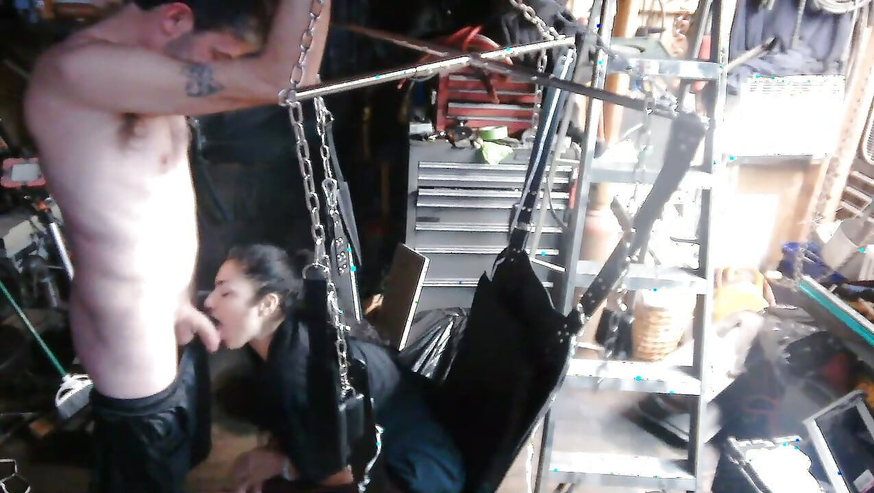 Güzel seksi Latina, adamını sulu sulu derin boğazıyla tatmin ediyor
