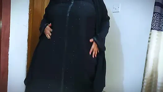 Dindar ateşli üvey anne büyük kalın şişman domuz götünü ve sarkan göğüslerini twerk ediyor - güzel Arap abaya ve tesettürlü