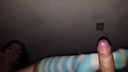 Kız üstüne biniyor ve çoraplı bir footjob yapıyor