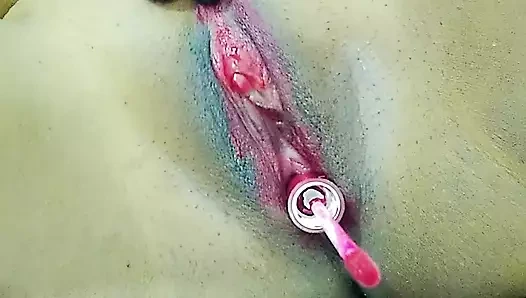 Kırmızı dudak parlatıcısıyla amımı sikiyorum