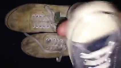 çöpe atılan kız spor ayakkabı üzerine mastürbasyon converse