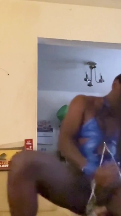Kadın egemenliği sürtük iç çamaşırlı 12" dildoya biniyor | Klip 1