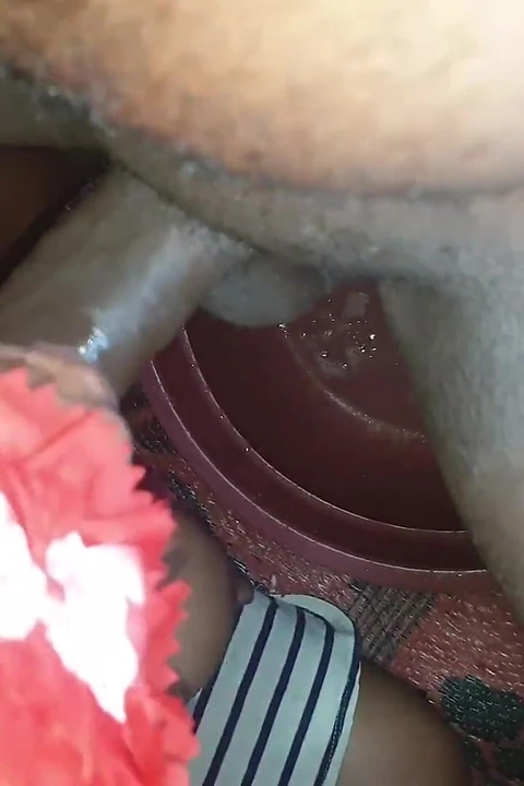 Kız büyük yarağı derinden öğürüyor ve ıslak