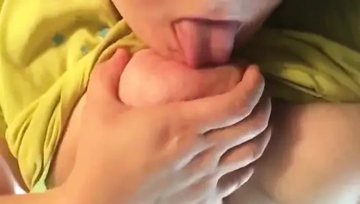 İri güzel kadın göğüslerimi sıkıyor klitorisini tek başına ovuyor