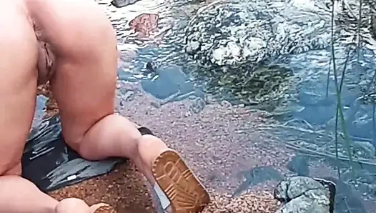 Güzel olgun evli kadın ve nehirde açık havada güzel bir anal seks