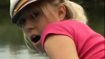 Çizmeli kız oyuncak kahrolası üzerinde bir tekne