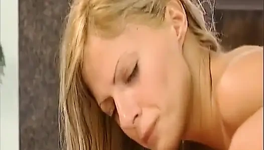 Dövmeli sarışın Alman orta yaşlı seksi hatun klasik sahnede anal seks yapıyor