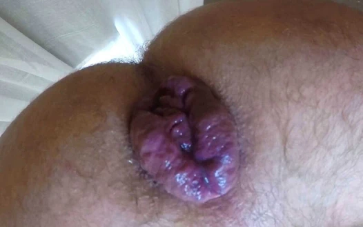 Göt dilleme. Karım sarkana kadar götümü yalıyor ve emiyor. Memelere boşalma ve orgazm olmak için yalama.