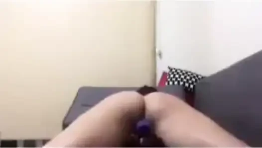 Yunan üvey kız kardeş kocası uzaktayken kanepede seks oyuncağıyla seks yapıyor