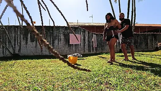 Orada cücesiz kıyafet asan orospu ve cuckold onu orada seviştirdi