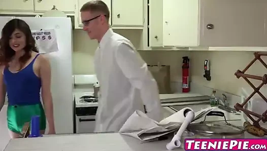 Cassidy gets ona kedi dolu ile boşalmak