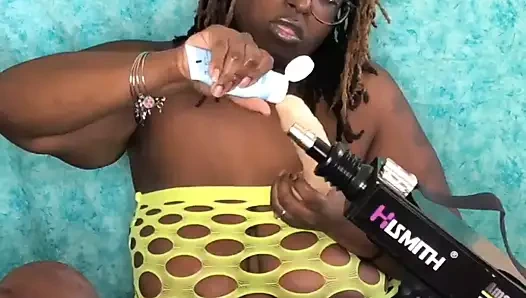 Nookiescookies en sevdiği seks oyuncaklarından ikisini test ediyor