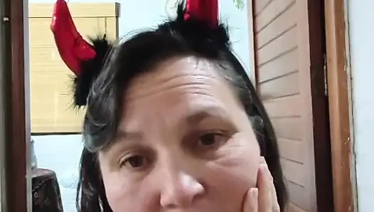 Maduras cachondas se masturba mientras su hijastro duerme