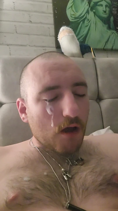 İskoç twink kendi kendine yüze boşalma