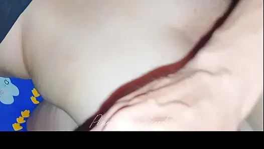 Hiç bu kadar sıkı amcığı bu kadar iyi hissetmedim neredeyse hızlı boşalıyorum
