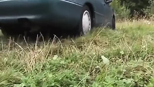 Seksi Alman sarışın açık havada üçlü sekste sert sikiliyor