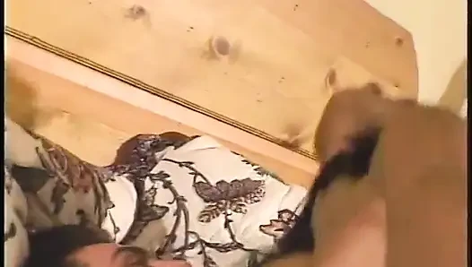 Siyah güzellik bir delikanlı tarafından yalanıyor ve sikiliyor